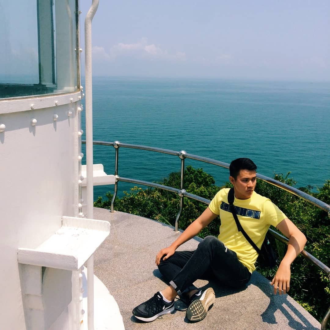 Với sắc trắng, vàng nổi bật, và góc view vút tầm mắt, ngọn hải đăng là điểm checkin được nhiều bạn trẻ ưa thích.