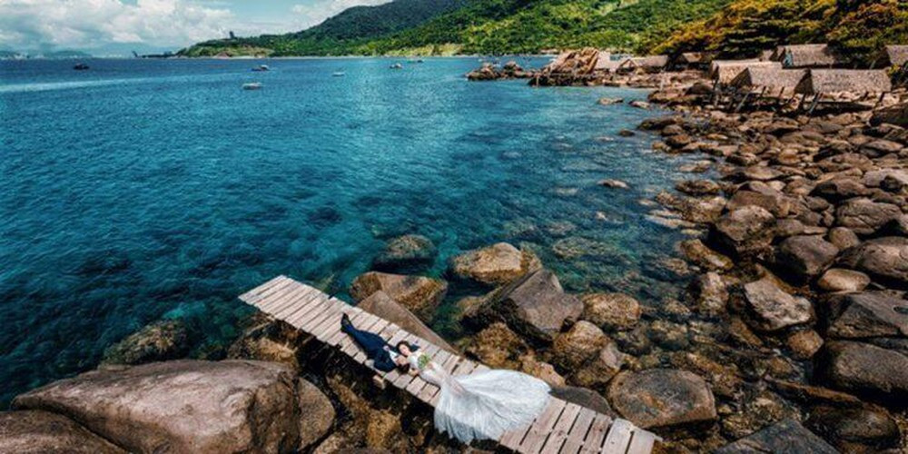 Nằm trong khu du lịch đảo Sơn Trà, bãi Obama được coi là nơi sống ảo của các cây cầu gỗ trên ghềnh đá.