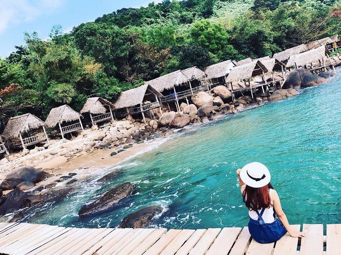 Với cái tên độc đáo, địa điểm này thu hút được nhiều tín đồ sống ảo với khung cảnh hoang sơ và cây cầu gỗ đặc trưng.