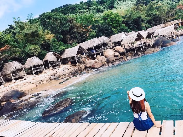 Với cái tên độc đáo, địa điểm này thu hút được nhiều tín đồ sống ảo với khung cảnh hoang sơ và cây cầu gỗ đặc trưng.