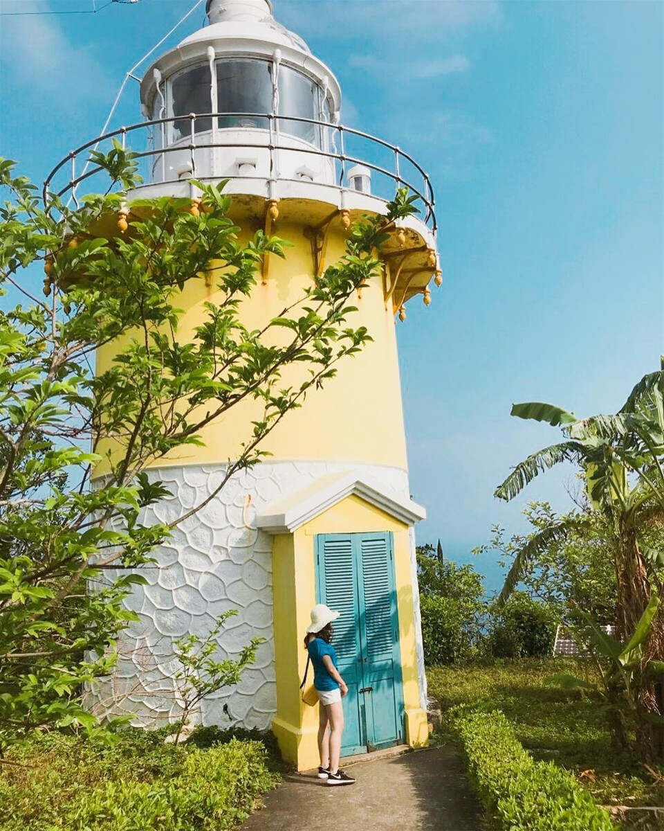 Giới phượt thủ không thể bỏ qua ngọn Hải đăng Tiên Sa cổ nhất Việt Nam với kiến trúc đậm chất Pháp.