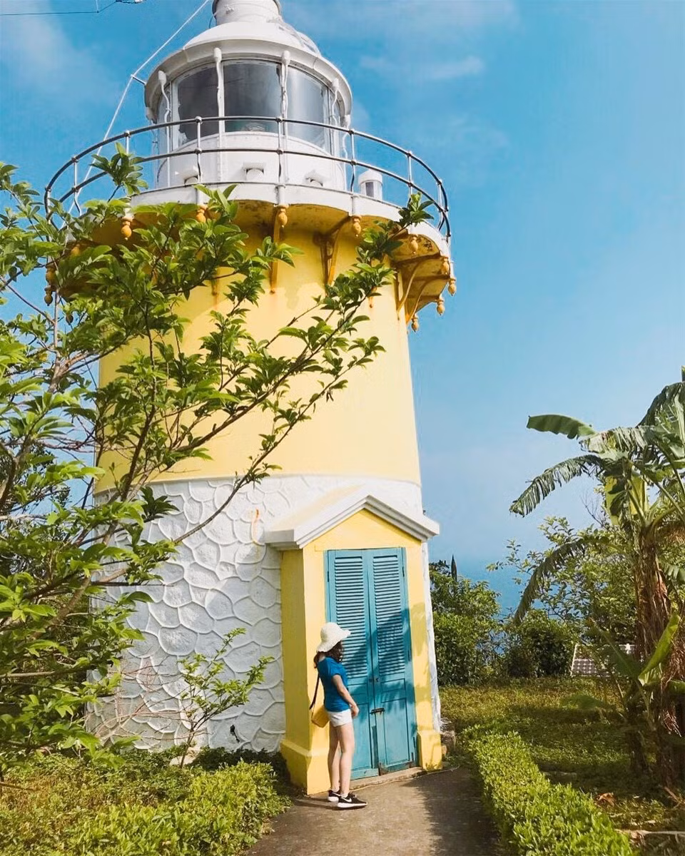 Giới phượt thủ không thể bỏ qua ngọn Hải đăng Tiên Sa cổ nhất Việt Nam với kiến trúc đậm chất Pháp.