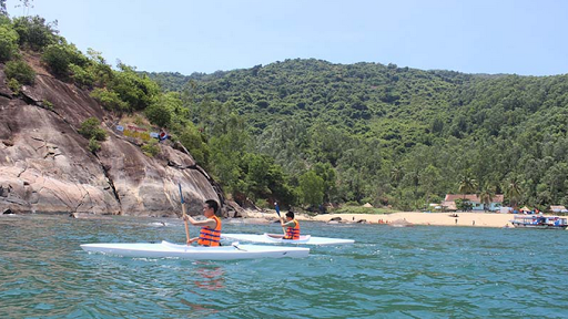 Nhiều hoạt động thú vị như tự tay bắt cá, bắt ốc hay chèo thuyền là điểm hút khách du lịch.