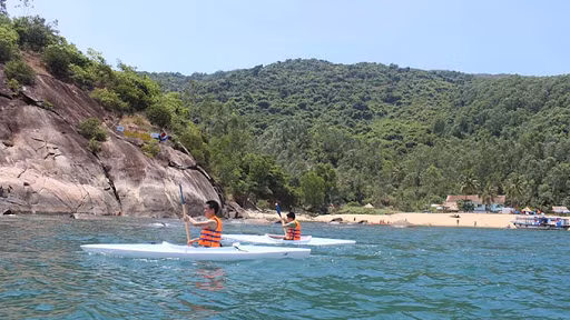 Nhiều hoạt động thú vị như tự tay bắt cá, bắt ốc hay chèo thuyền là điểm hút khách du lịch.