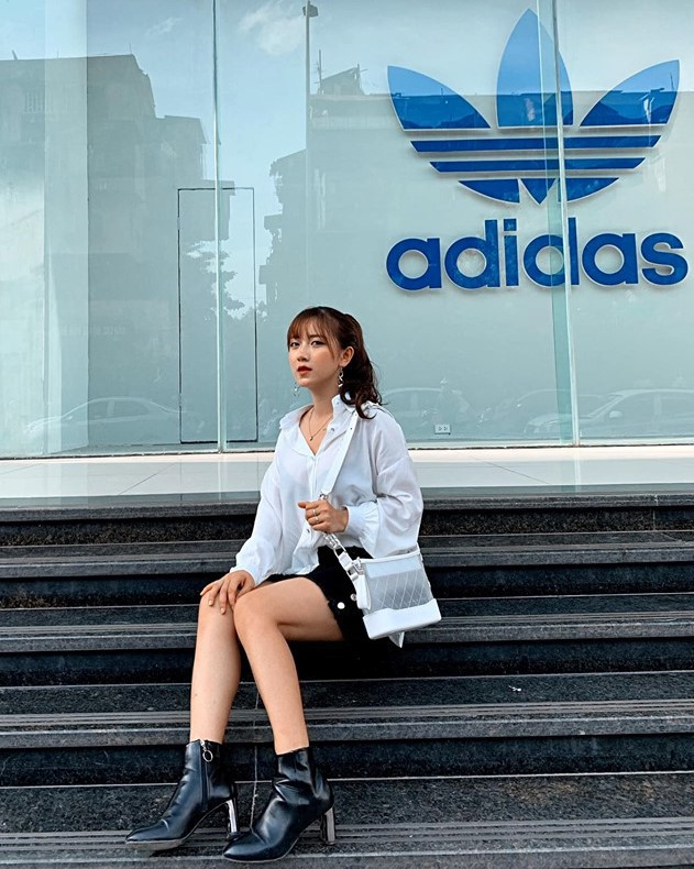 Không chỉ sở hữu gương mặt xinh đẹp, cô giáo Hà thành còn có vóc dáng thon thả cùng gu thời trang trẻ trung, cá tính. 9X từng có thời gian làm mẫu ảnh.