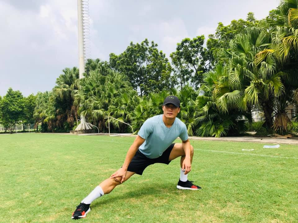 Thủ môn gốc Thanh Hoá sở hữu chiều cao 1m81 và gương mặt cực kỳ điển trai. Nhờ đó anh là gương mặt quen thuộc của nhiều nhãn hàng, thương hiệu thời trang.