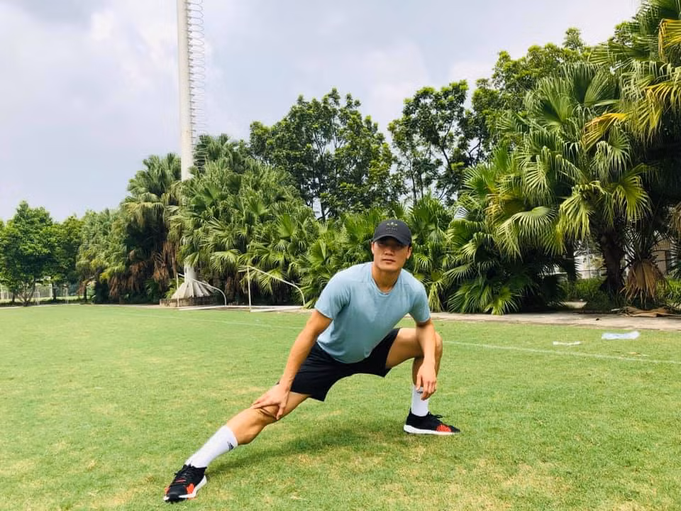 Thủ môn gốc Thanh Hoá sở hữu chiều cao 1m81 và gương mặt cực kỳ điển trai. Nhờ đó anh là gương mặt quen thuộc của nhiều nhãn hàng, thương hiệu thời trang.