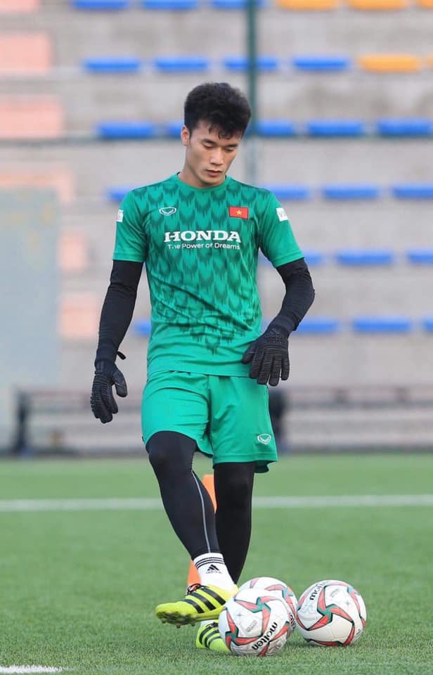 Bùi Tiến Dũng là cầu thủ hot nhất trên mạng xã hội là điều không thể bàn cãi. Mặc dù có ít đất để thể hiện khả năng bắt bóng nhưng anh chàng vẫn nhận được sự quan tâm lớn từ phía người hâm mộ.