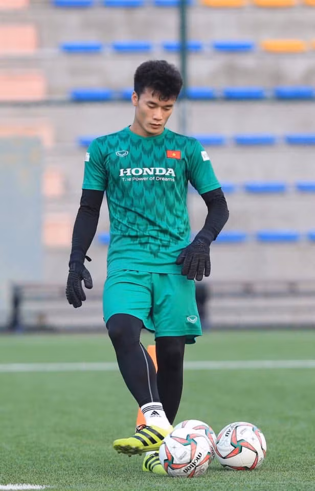 Bùi Tiến Dũng là cầu thủ hot nhất trên mạng xã hội là điều không thể bàn cãi. Mặc dù có ít đất để thể hiện khả năng bắt bóng nhưng anh chàng vẫn nhận được sự quan tâm lớn từ phía người hâm mộ.