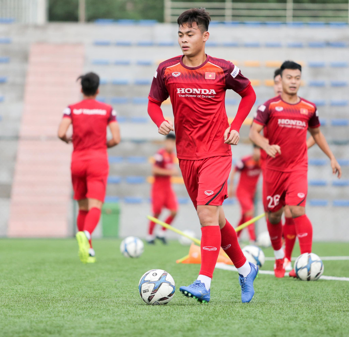 Đức Chiến cũng là cầu thủ gây được ấn tượng đối với người hâm mộ tại SEA Games năm nay. Anh chàng cao 1m80 và được biết đến với biệt danh "Người sát" vì ít bị đau sau va chạm.