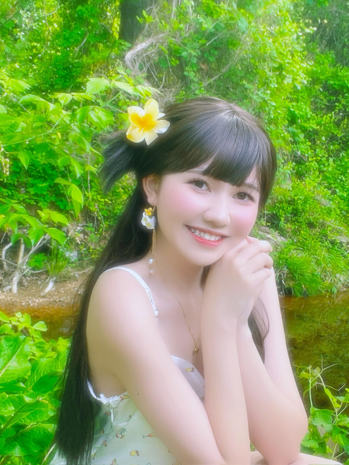 Phương Uyên bên ngoài khi makeup nhẹ nhàng sở hữu nhan sắc trong trẻo, xinh xắn.