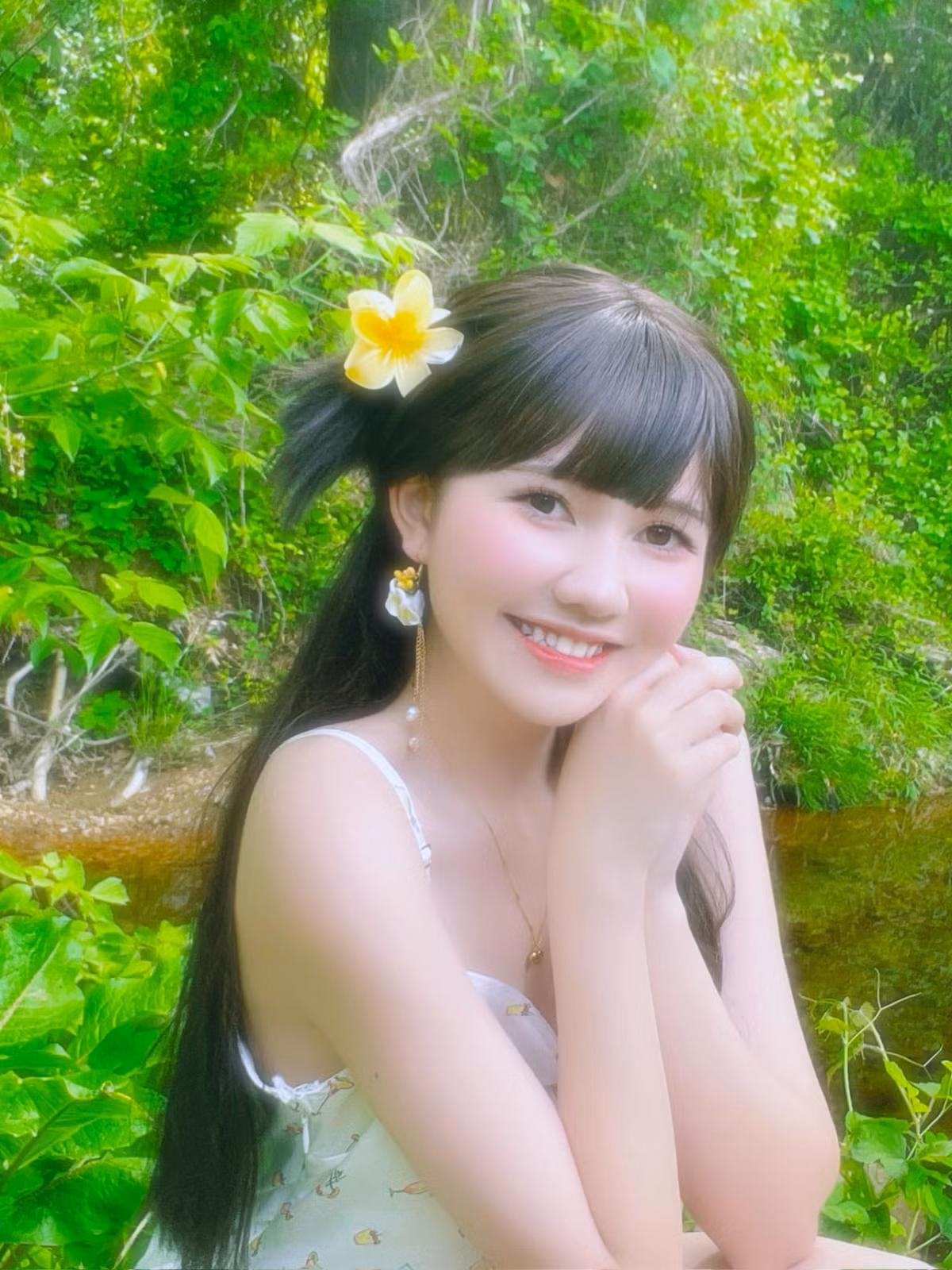 Phương Uyên bên ngoài khi makeup nhẹ nhàng sở hữu nhan sắc trong trẻo, xinh xắn.