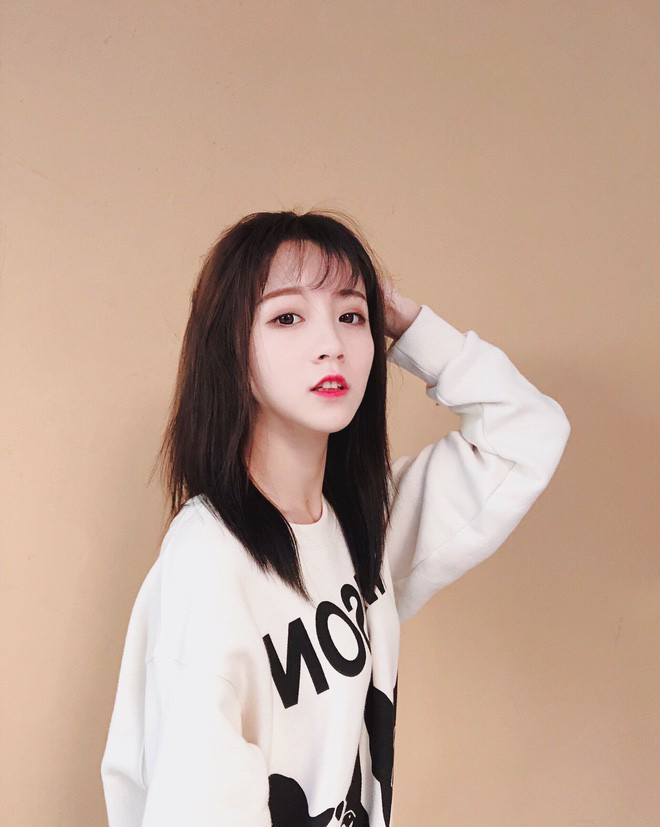 Xuất hiện trong bức ảnh chụp lén, giọng ca xứ Trung ăn diện khá đơn giản và quan trọng nhất là cô nàng để mặt mộc kém sắc và lộ nhiều khuyết điểm khiến các fan thất vọng.