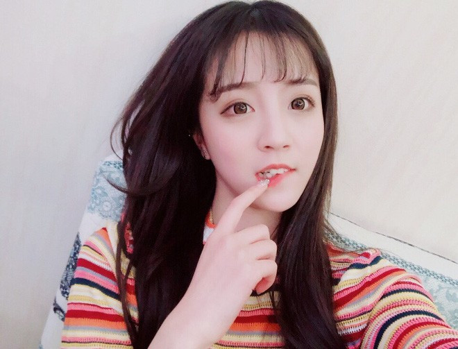 Nhờ một vài video cover nhạc khoe giọng hát trời phú, Lỵ Ca bắt đầu trở thành cái tên được quan tâm trên MXH. Nhưng lý do quan trọng nhất vẫn phải kể đến nhan sắc nổi bật của hot girl Trung Quốc này.