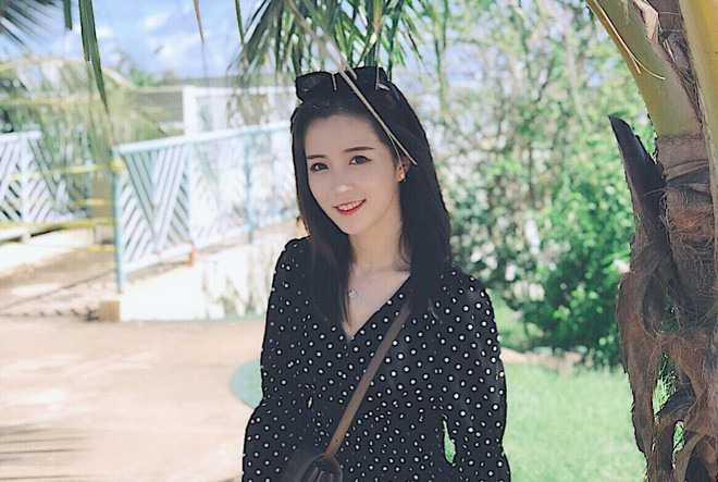 Trước đây, Lỵ Ca cũng gắn với một vụ lùm xùm khá ồn ào khi lớn tiếng phát ngôn ai muốn xin phương thức liên hệ cá nhân của mình sẽ phải bỏ ra 30.000 NDT (khoảng 100 triệu VNĐ).