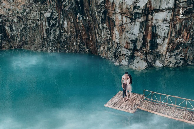 Bộ ảnh sau khi được đăng tải đã nhận về vô số "gạch đá" từ cư dân mạng. Đa số các bình luận cho rằng những người mẫu trong bộ hình ăn mặc quá phản cảm và không phù hợp với thuần phong mỹ tục của Việt Nam.