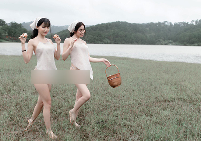 Khoác lên mình bộ trang phục áo yếm mỏng tang, hai nữ người mẫu khoe toàn bộ những phần nhạy cảm trên cơ thể.