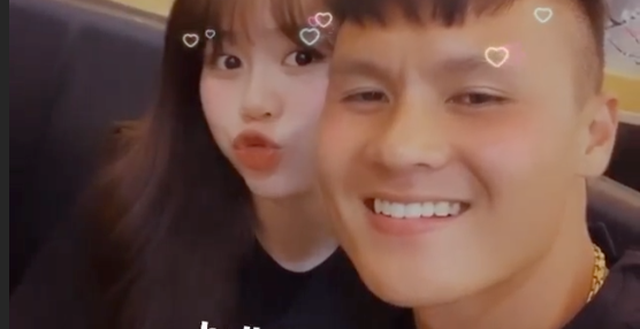 Tuy nhiên, thời gian công khai hẹn hò chưa lâu thì cặp đôi này lại có những hành động lạ khiến cư dân mạng thấy hoang mang và khó hiểu.