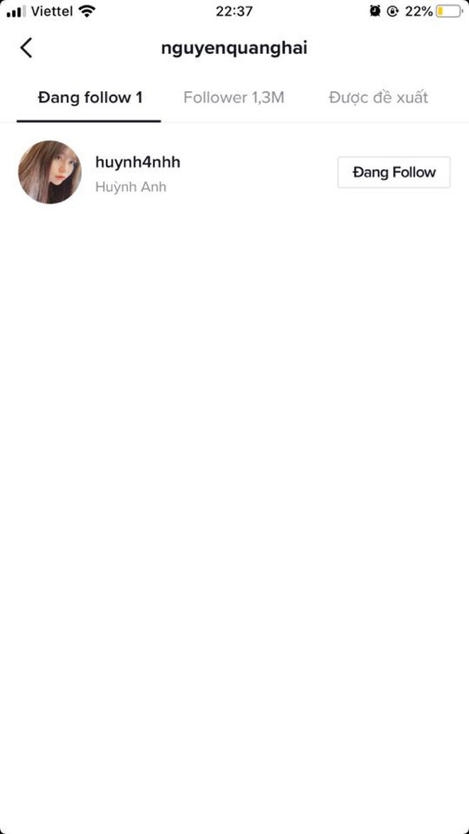 Trong khi đó, Quang Hải vẫn theo dõi Huỳnh Anh ở cả Tiktok và Instagram. Tất cả ảnh chụp chung của cả 2 vẫn còn nguyên như không có chuyện gì xảy ra.