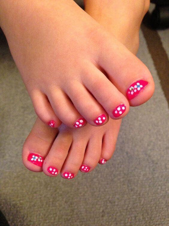 Trong bộ ảnh, hội chị em móng cụt được trang trí bộ nail khiến người xem không rõ đây là vườn hoa hay hoạ tiết chấm bi khiến CĐM bật cười vì bộ móng ngắn dễ thương này.