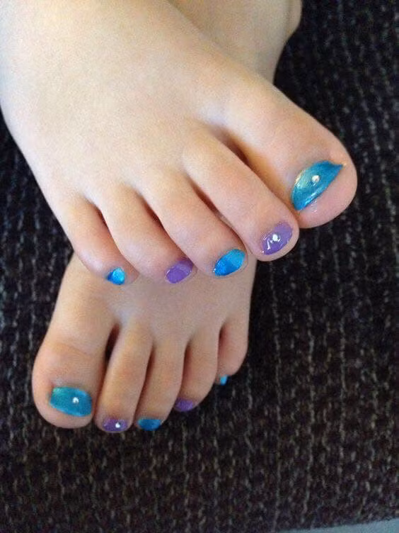 Màu sắc bộ móng mang hơi hướng mùa hè khiến ai nhìn thấy cũng muốn "ôm phản lao ra biển"