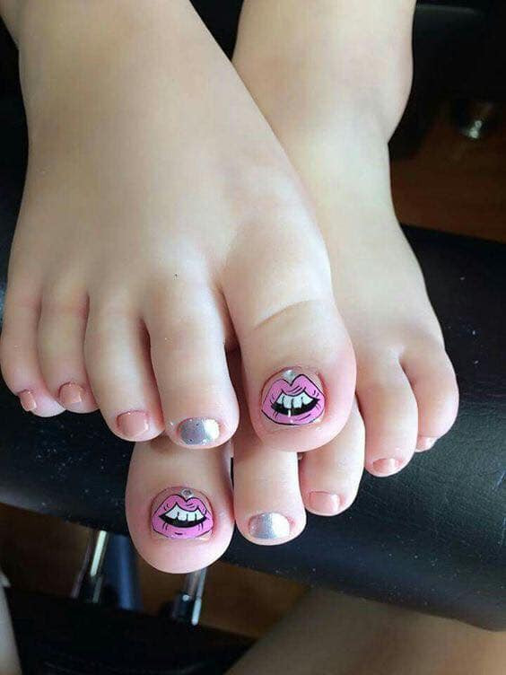 Sau khi xuất hiện bộ ảnh làm nail thảm họa thu hút sự chú ý của CĐM. Tuy nhiên, không ít người cho rằng trong số ảnh hội chị em móng cụt trên là chân của các em bé, không phải của người lớn bởi kích thước nhìn qua là thấy rõ.
