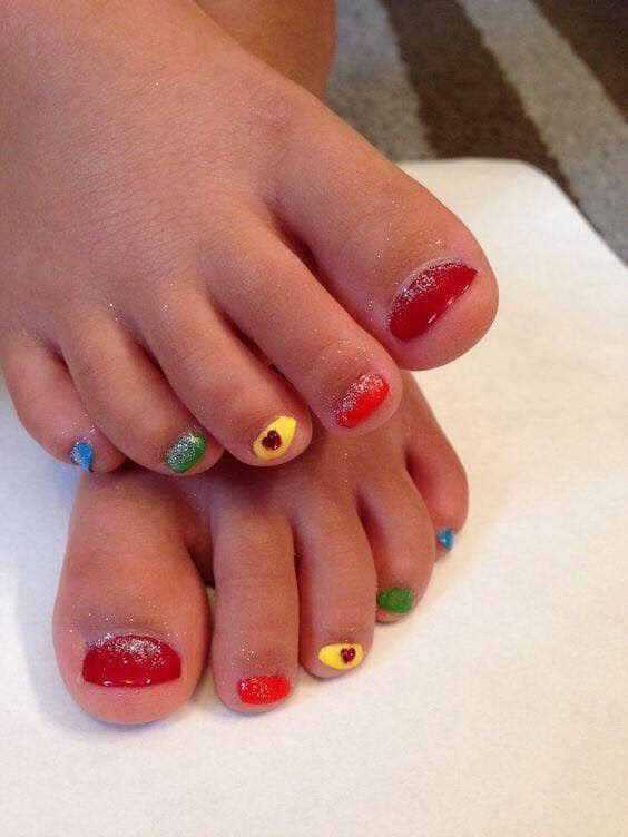 Chẳng là trong hội chị em, không phải ai cũng may mắn cũng có bộ móng dài, khỏe. Nhưng làm nail lại mang đến sắc mà cho họ nên dù có thế nào cũng phải đi làm cho "bằng bạn, bằng bè".