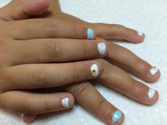 Mới đây trên MXH, bộ ảnh hội chị em sở hữu móng cụt đi làm nail đã mang đến cho nhiều người tiếng cười sảng khoái.