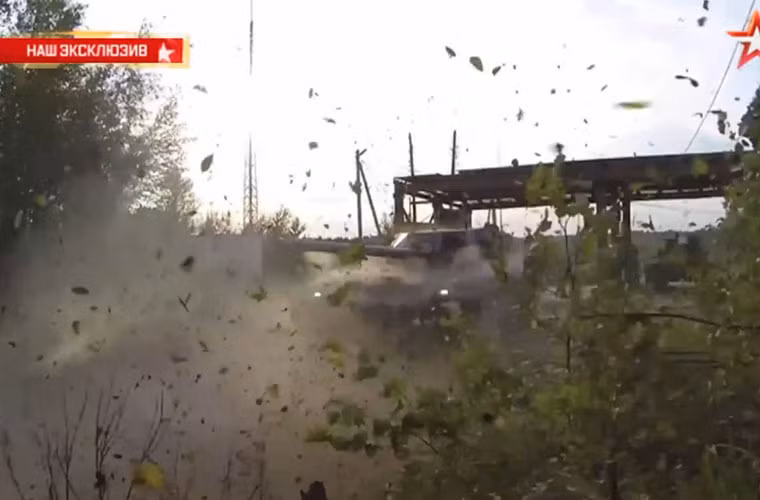 Cả một khoảng không gian rung chuyển sau khi xe tăng Armata khai hỏa pháo 125mm. Các quan chức Nga từng tuyên bố trong tương lai Armata có thể trang bị pháo 152mm.