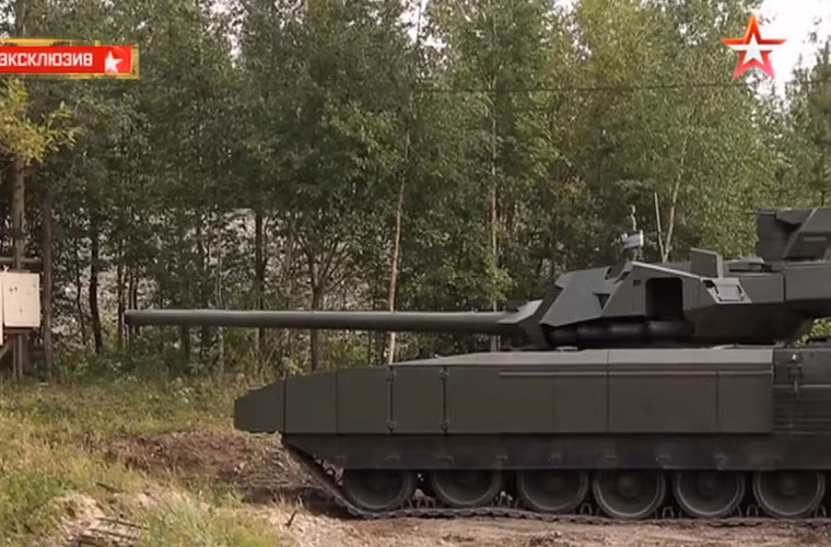 Xe tăng Armata xuất hiện trong chương trình của kênh Zvezda giống hệt chiếc được đem ra duyệt binh ngày 9/5/2015, chưa có sự thay đổi nào. Đây dường như sẽ là phiên bản chính thức của T-14 Armata đưa ra sản xuất loạt.