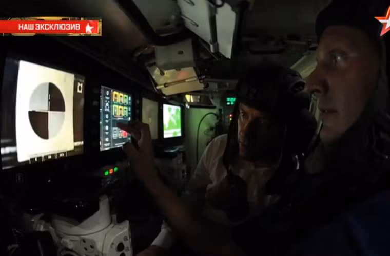 Thậm chí, các màn hình LCD là màn hình cảm ứng rất nhạy, không cần dùng nút bấm.