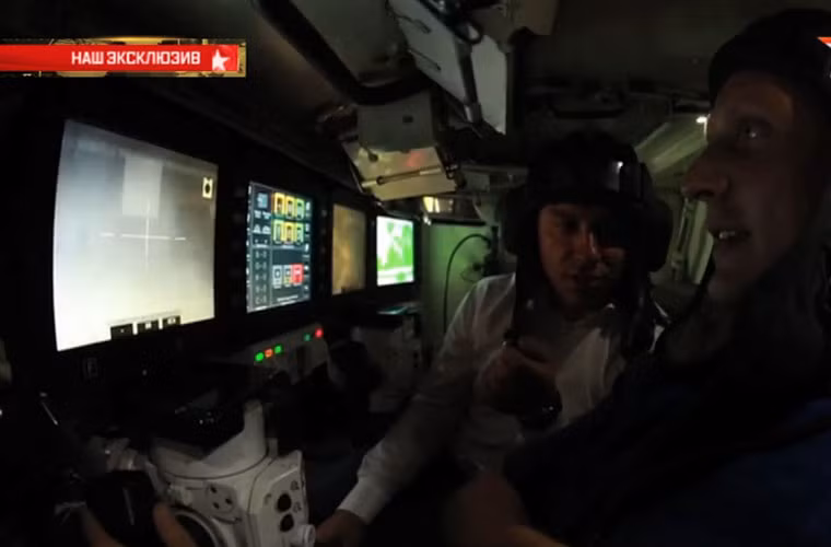 Mọi thao tác ngắm bắn, khai hỏa đều nằm trên chiếc cần lái tích hợp vô số nút bấm. Rõ ràng, T-14 Armata là cỗ tăng hiện đại nhất trên thế giới hiện nay.