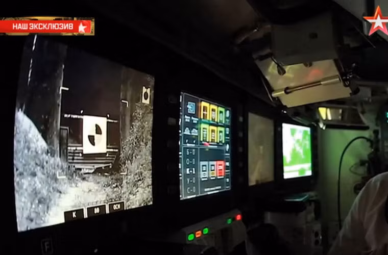 Khoang lái siêu tăng T-14 Armata được trang bị đến 4 màn hình LCD màu hiển thị thông tin từ thiết bị cảm biến, khí tài trinh sát, ngắm bắn. Các thiết bị ngắm bắn cơ khí, đồng hồ đã hoàn toàn biến mất trên Armata.