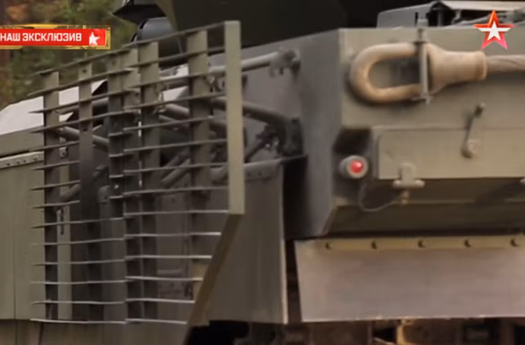 Ảnh chụp từ phía sau chiếc T-14 Armata với giáp lồng bao quanh phần hông che động cơ.