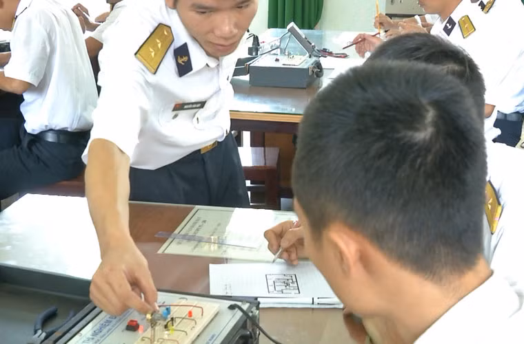 Học viên được học về thiết bị điện tử, bán dẫn và thiết kế các sơ đồ mạch điện.