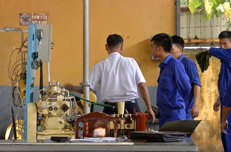 Học viên được làm việc trên các máy tàu.