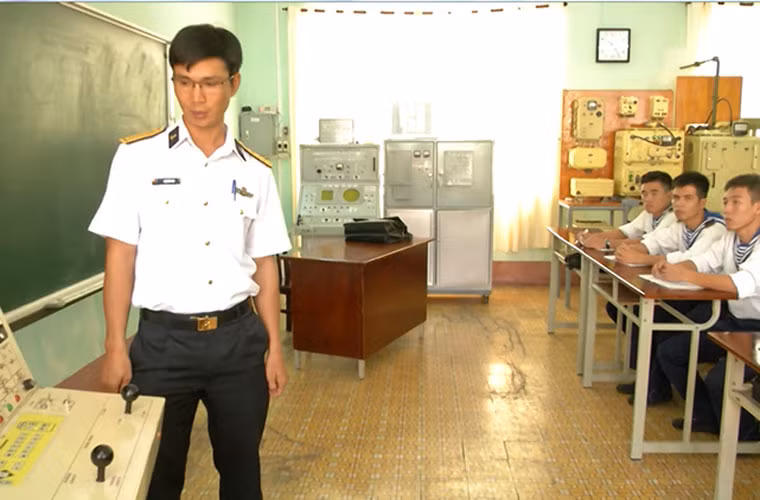 Từ khi thành lập, Trường này đã đào tạo cho các đơn vị tàu mặt nước của Quân chủng Hải quân và các đơn vị khác có trong toàn quân hàng vạn nhân viên chuyên môn kỹ thuật, đáp ứng kịp thời nhiệu vụ huấn luyện, SSCĐ, bảo vệ vững chắc chủ quyền biển, đảo thiêng liêng của Tổ quốc và cả trong sản xuất kinh doanh. Họ chính là lực lượng đông đảo trực tiếp làm nhiệm vụ trên các tàu chiến Việt Nam. Ảnh: Bài giảng tập trung vào nội dung điều khiển tàu biển trên màn hình radar.