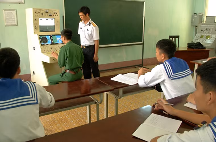 Hiện nay, Trường Trung cấp Kỹ thuật Hải quân không ngừng đổi mới, nâng cao trình độ giảng dạy, hướng học viên nâng cao kỹ năng thực hành sát điều kiện thực tiễn đơn vị. Phòng học thực hành các học viên được bố trí nhiều phương tiện tiên tiến ứng dụng và lắp đặt trên các tàu chiến hiện đại của Việt Nam.