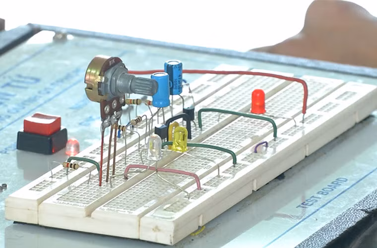 Một mạch điện do học viên thiết kế và thực hành lắp ghép.