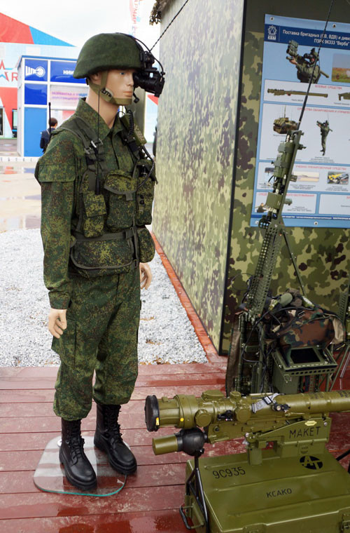 KBM đã hoàn tất quá trình thử nghiệm tổ hợp tên lửa vác vai 9K333 Verba và đạn tên lửa 9M336 từ năm 2012, ngay sau đó tổ hợp tên lửa phòng không này được đưa vào sản xuất với số lượng hạn chế. Trong năm 2014, KBM đã bắt đầu chuyển giao các tổ hợp Verba đầu tiên cho các đơn vị bộ binh cơ giới và lực lượng đổ bộ đường không thuộc Quân khu phía Nam của Nga. Ảnh: Tổ hợp tên lửa vác vai Verba gồm ống phóng tên lửa cùng các khí tài đảm bảo chiến đấu, hỗ trợ.