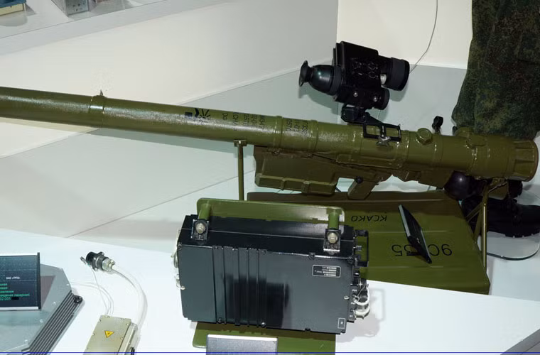 Tổ hợp tên lửa vác vai 9K333 Verba do cục thiết kế KBM phát triển, được trang bị một tên lửa đất đối không 9M336 với đầu dẫn hồng ngoại đa quang phổ mới do công ty quốc phòng Lomo có trụ sở St Petersburg thiết kế. Trong khi đó đầu đạn của 9M336 lại được Viện nghiên cứu công nghệ RFNC- VNIIEF ở Sarov phát triển. Toàn bộ tổ hợp hợp phòng không Verba được lắp ráp và hoàn thiện tại nhà máy Degtyarev.