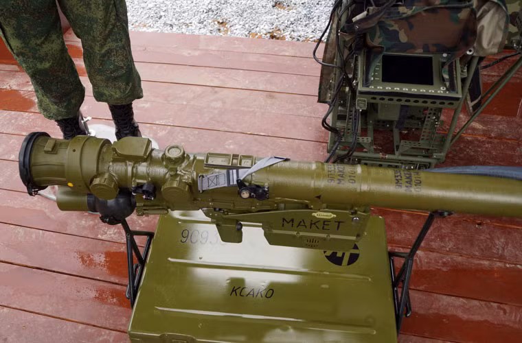 Tên lửa vác vai Verba xác định mục tiêu của mình với đầu dẫn GOS, vì vậy nó có thể phân biệt được mục tiêu ngay cả trong trường hợp đối phương cố tình gây mù đầu dẫn của MANPADS bằng cách sử dụng tia laser. Bên cạnh đó, đầu dò hồng ngoại mới của Verba có thể tìm được cả mục tiêu có mức bức xạ thấp, như máy bay hay tên lửa hành trình. Thậm chí cả với các máy bay trực thăng đã được gắn thiết bị tản nhiệt từ động cơ.