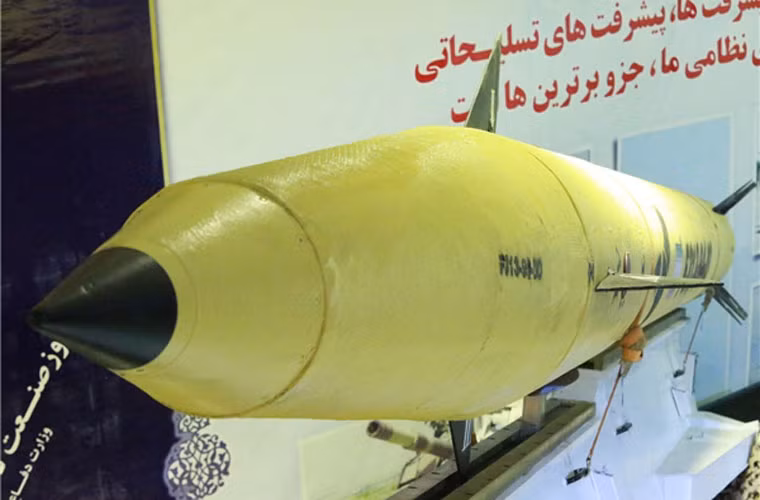 Các quan chức Iran tại buổi lễ cũng tuyên bố rằng, tên lửa đạn đạo Fateh-313 có độ chính xác không thua kém tổ hợp tên lửa Iskander-M nổi danh của Nga.