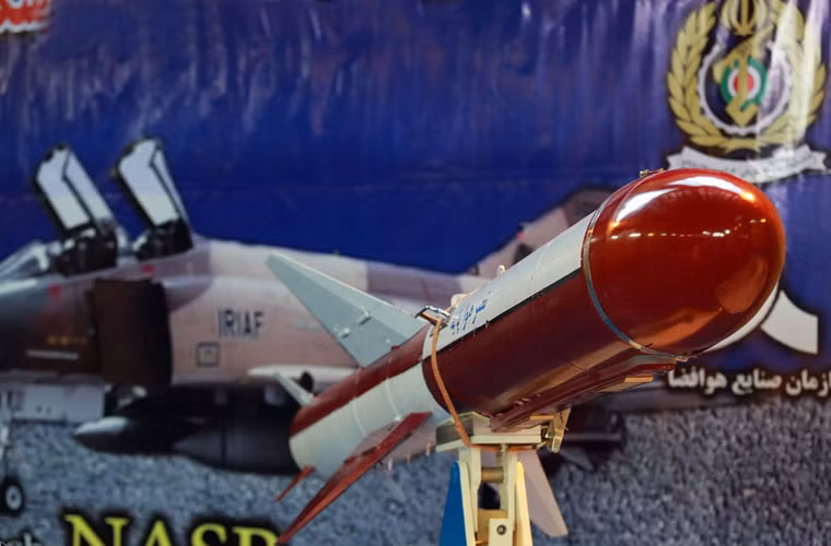 Ba ngày sau đó (25/8), tư lệnh Vệ binh Cách mạng Iran tướng Hossein Dehghan công bố mẫu tên lửa không đối hạm Nasr (phiên âm tiếng Anh là Victory - chiến thắng).