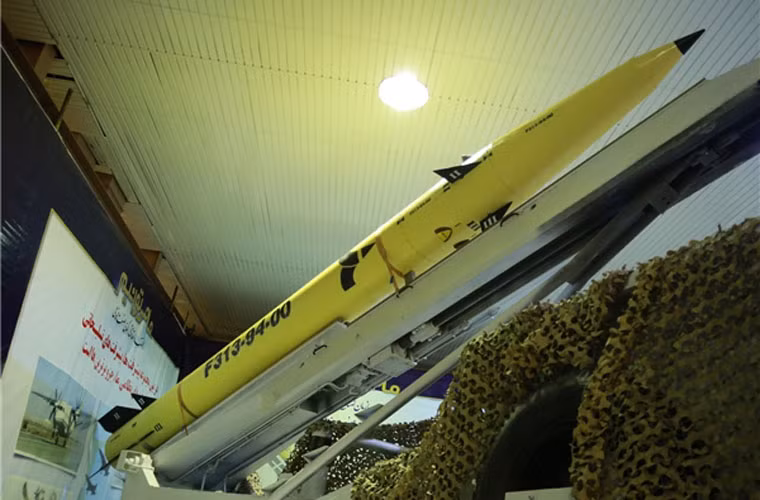 Các quan chức Iran cũng cho biết rằng, Fateh 313 chế tạo hoàn toàn bằng vật liệu composite, giúp có trọng lượng nhẹ hơn nhiều so với các biến thể trước kia. Ngoài ra, nó trang bị cảm biến hiện đại thiết kế trong nước, động cơ nhiên liệu rắn và "đã được bắn thử thành công".