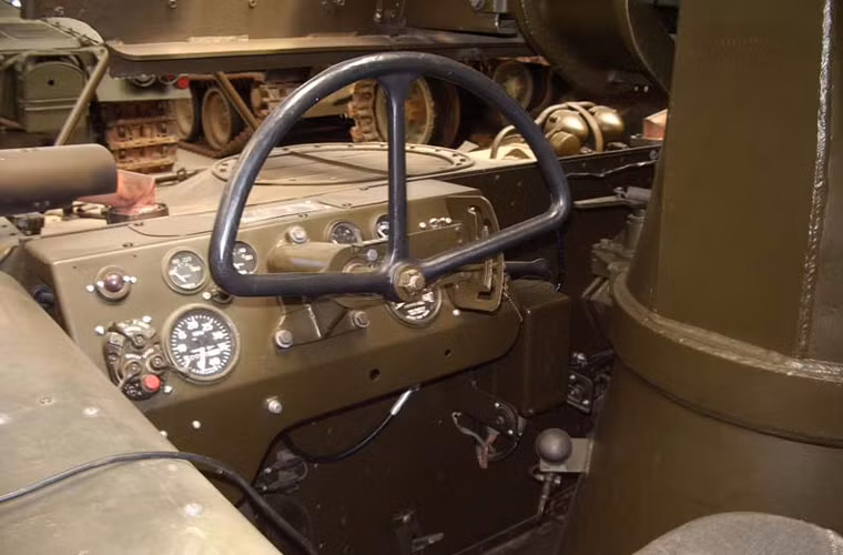 Kíp lái pháo M56 gồm 4 người: Trưởng xe, pháo thủ, nạp đạn viên và lái xe. Ảnh vị trí ngồi của lái xe với vô lăng bán nguyệt.