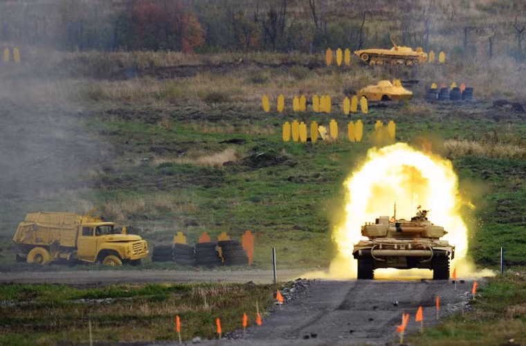 Xe tăng chiến đấu chủ lực T-90MS khai hỏa pháo 125mm tạo nên quầng lửa lớn trên mặt đất tại thao trường tổ chức RAE 2015.