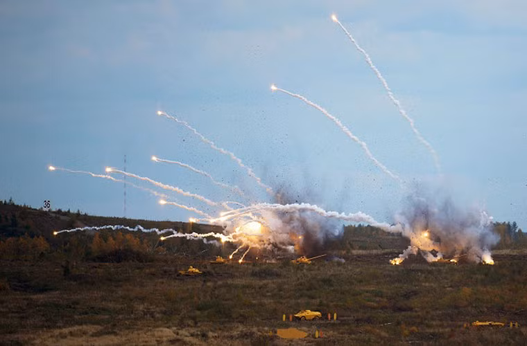 Các xe tăng, xe thiết giáp phóng lựu đạn khói gây nhiễu tạo nên màn pháo bông nhỏ gần mặt đất tại thao trường triển lãm vũ khí Nga RAE 2015.