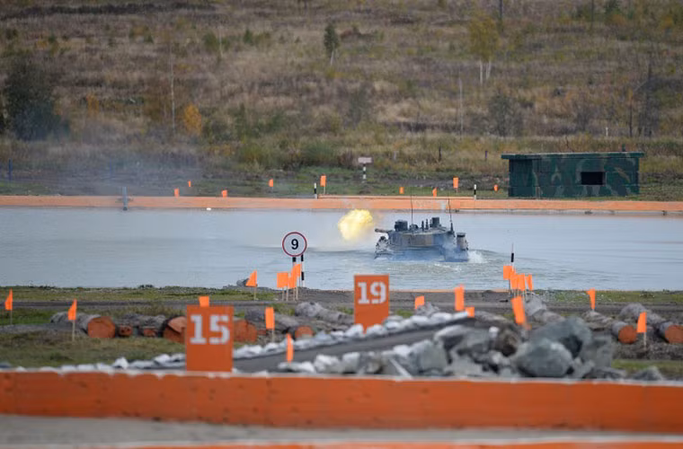 Xe chiến đấu bộ binh BMP-3 khai hỏa pháo 100mm khi đang bơi.