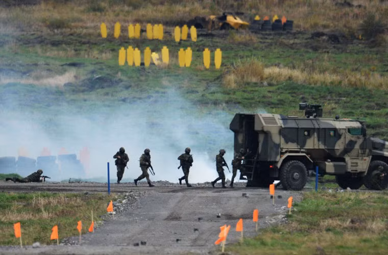 Các binh sĩ đặc nhiệm Nga thao diễn chiến đấu cùng xe bọc thép kháng mìn Typhoon.